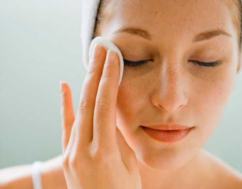 Eine Expertin verrät, warum du dir dein Gesicht Jahre lang falsch gewaschen hast