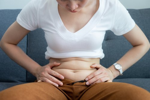 Bauchfett bei Frauen: 5 Ursachen und wie du es endlich loswerden kannst