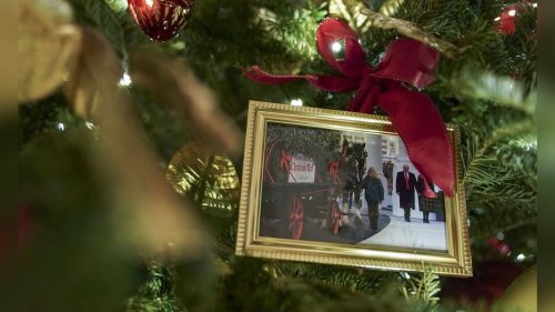 Donald Trump baumelt an Joe Bidens Weihnachtsbaum