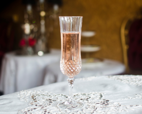 Die Kristallgläser deiner Oma sind ein Vermögen wert – wenn sie diese 3 Merkmale haben