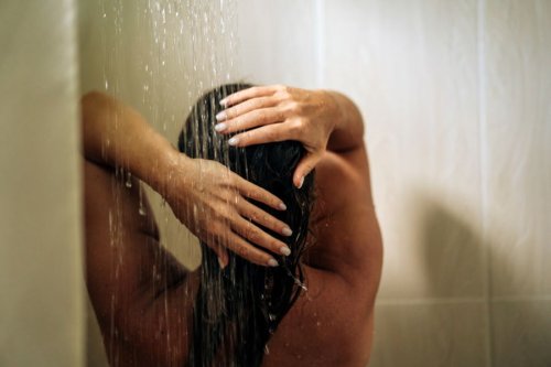 Gefährlich: Deswegen solltest du nicht unter der Dusche pinkeln
