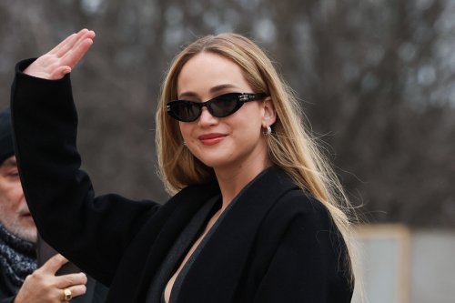 Modetrend Frühling 2025: Jennifer Lawrence setzt auf Taschen in DER Trendfarbe