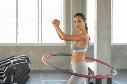 Hula Hoop Training: So viel musst du jeden Tag für einen flachen Bauch trainieren