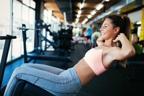 Bauchfett reduzieren: Hilft Ausdauertraining besser als Kraftsport?