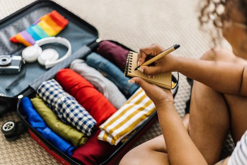 Urlaub mit dem Flugzeug: 37 Dinge sollte jede Frau im Handgepäck haben