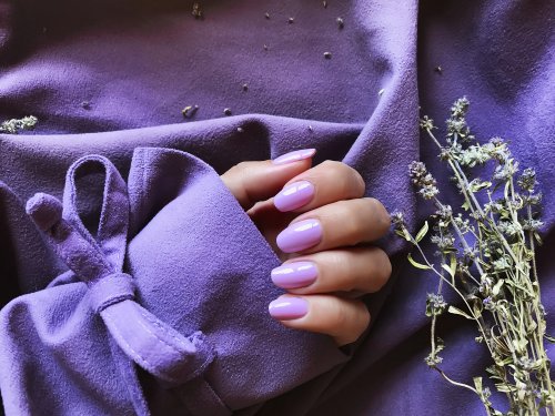 Digital Lavender Nägel: Die Trendfarbe diesen Frühling