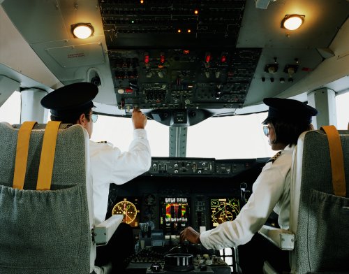 Sprechverbot: Warum Piloten im Cockpit nicht miteinander reden dürfen