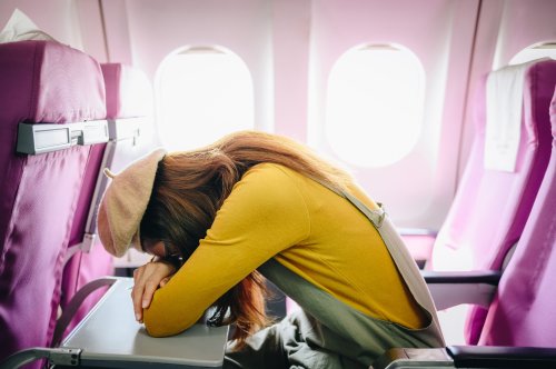 Schlafen im Flugzeug: So gefährlich ist ein Nickerchen über den Wolken
