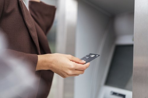 Warum Bankkarten eine Kerbe haben – das steckt wirklich dahinter