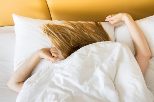 Diese Verhaltensweise beim Schlafen kann auf Demenz hindeuten