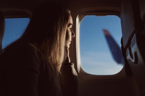 Stewardess erklärt: Lasse niemals deinen Kopf das Flugzeugfenster berühren