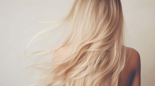 Haarpflege im Frühling: 6 geniale Tricks, damit deine Haare jetzt wieder heller strahlen
