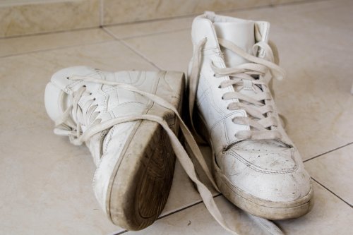 Weiße Sneaker reinigen: Mit diesen 7 Tipps sehen sie wieder aus wie neu