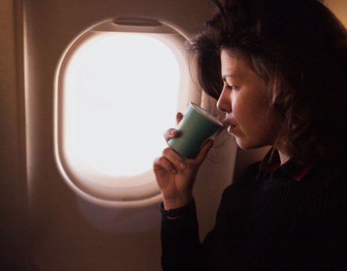 Kaffee im Flugzeug: Darum solltest du ihn niemals über den Wolken trinken