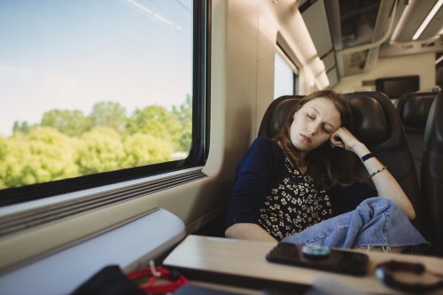 Im Zug schlafen: 6 Tipps, wie dein Handy dabei nicht geklaut wird