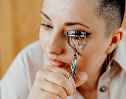 Diesen Fehler solltest du mit einer Wimpernzange niemals machen