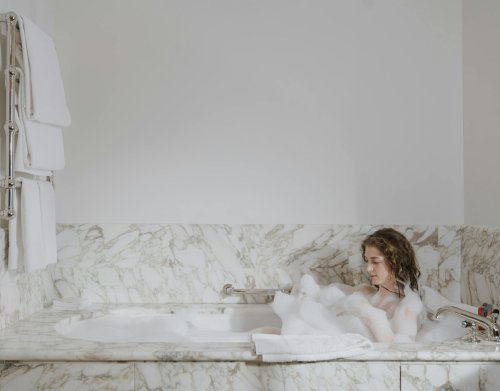 Fast jeder wählt sie: 4 Farben, in denen du dein Badezimmer nicht streichen solltest