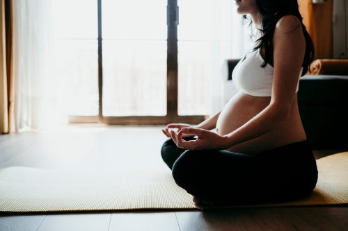 Meditation in der Schwangerschaft: So schützt du dein Baby vor Stress