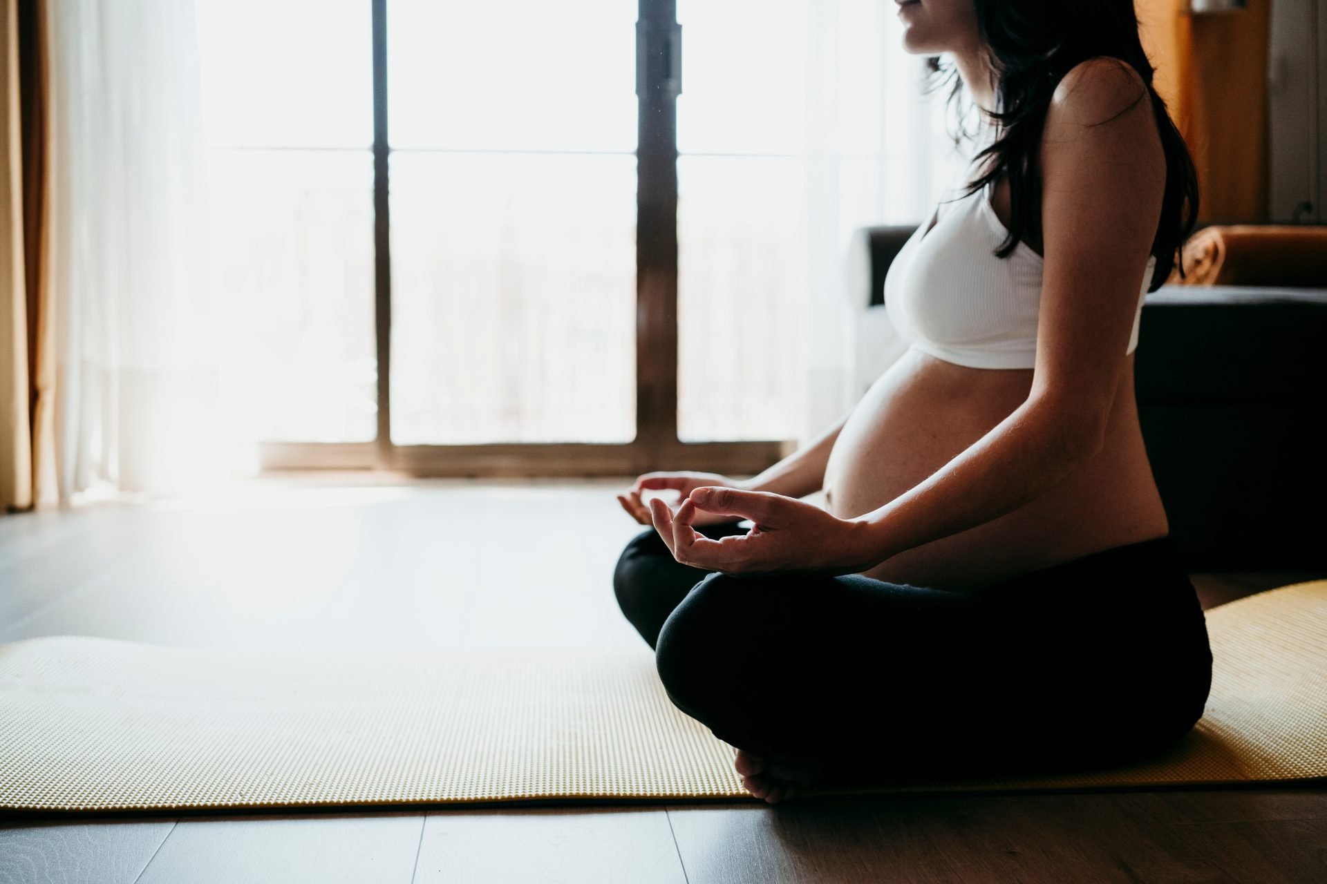 Meditation in der Schwangerschaft: So schützt du dein Baby vor Stress