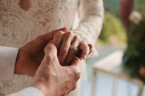 Namen ändern bei der Hochzeit: Was sagt das über eure Beziehung aus?