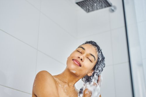Haare entfetten: Das machst du mit einer Portion Mehl