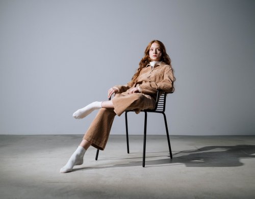 TikTok ist besessen von diesem Stuhl – jetzt gibt’s den Criss-Cross-Chair bei Amazon im Angebot