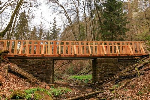 Neue Holzbrücke für den Sagenhaften Waldpfad