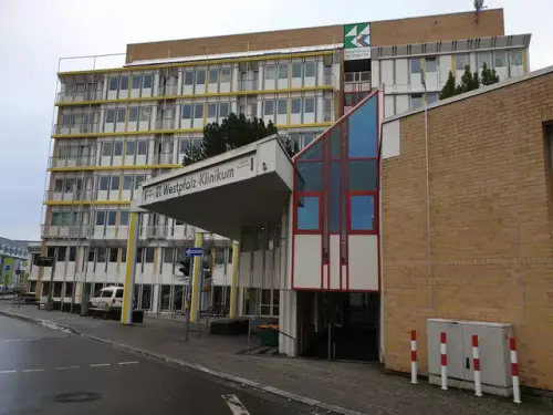 Schuhwurf nach Polizisten: Frau randaliert nach Rauswurf aus Klinik