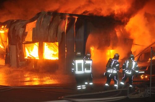 Die Produktionshalle einer Schreinerei in der Gemeinde Bolanden brennt völlig aus