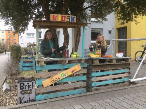 Jung-Unternehmerinnen spenden ans Kinderhospiz: Limo und Kekse am selbst gebauten Kiosk