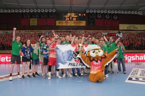 Die Fußballer aus der Südpfalz sorgen für tolle Stimmung bei den Handballern von den Eulen Ludwigshafen