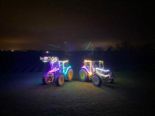 Die weihnachtlich geschmückten Traktoren rollen wieder