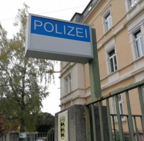 Polizeibekannter Mann reißt Kfz-Kennzeichen, Spiegel und Scheibenwischer ab
