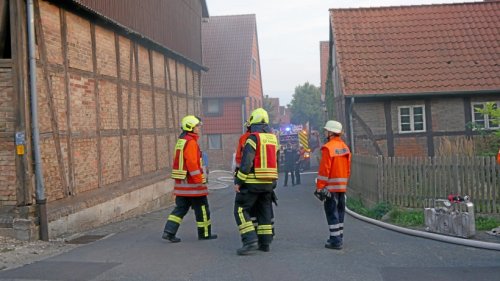 Holzstapelbrand in Salzgitter-Lesse mit Großeinsatz der Feuerwehr