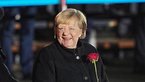Angela Merkel sorgt beim Zapfenstreich für kleine Überraschung