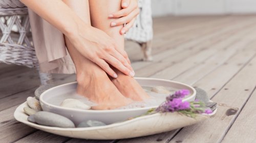 Podiatrists Reveal the Fastest, Easiest Way to Cure Athlete’s Foot At Home: Garlic Soaks