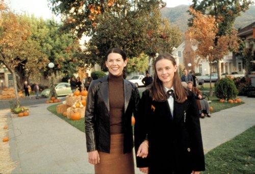 Lauren Graham Recommends 5 Must-Read Books—Plus, She Reacts To The New 'Gilmore Girls' Doc Coming to HBO Max!