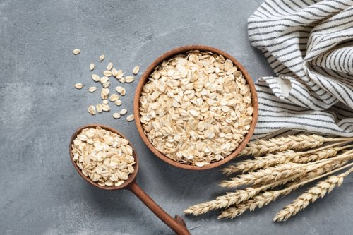 5 Ways to Use Oats to Naturally Soften Skin and Thicken Hair