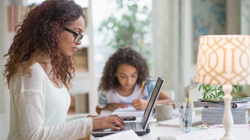 7 Flexible Ways to Earn Money as a Stay-At-Home Mom — No Degree Needed