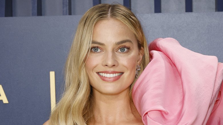5 Book Adaptations We'd Love To See Stem From Margot Robbie And Sarah J. Maas' Coffee Date