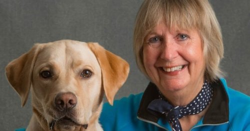 Une femme sourde rend un hommage émouvant à son chien d'assistance après avoir été d'un soutien inestimable pendant son deuil