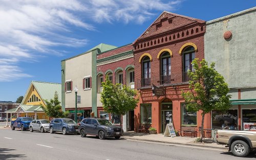 This Quiet California's Sierra Nevada City Is An Underrated Gem For Nature Lovers