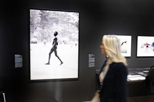 Le Weekend: “Black Paris” Exhibition, Netflix Swindler, Claw Machine Cheating