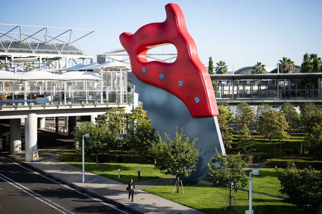 Larger-Than-Life Pop Artist Claes Oldenburg Dies at Age 93