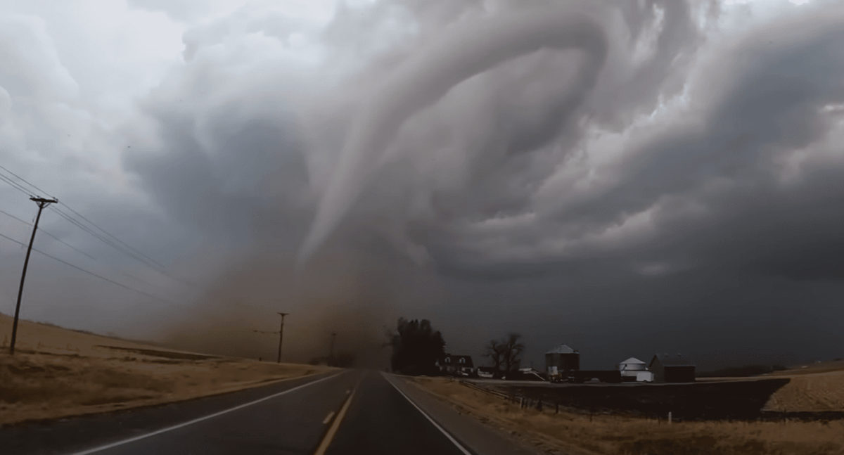 Stormchaser Captures Insane Footage Of “Drill Bit” Tornado In Iowa