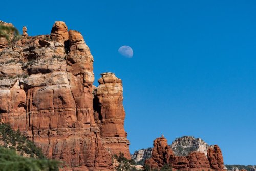 Experts warn of radicalization pipeline as Sedona wellness communities, anti-government groups share space