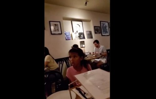 When unvaxxed dad screams at NY pizzeria for not letting him in, customers react in the best way