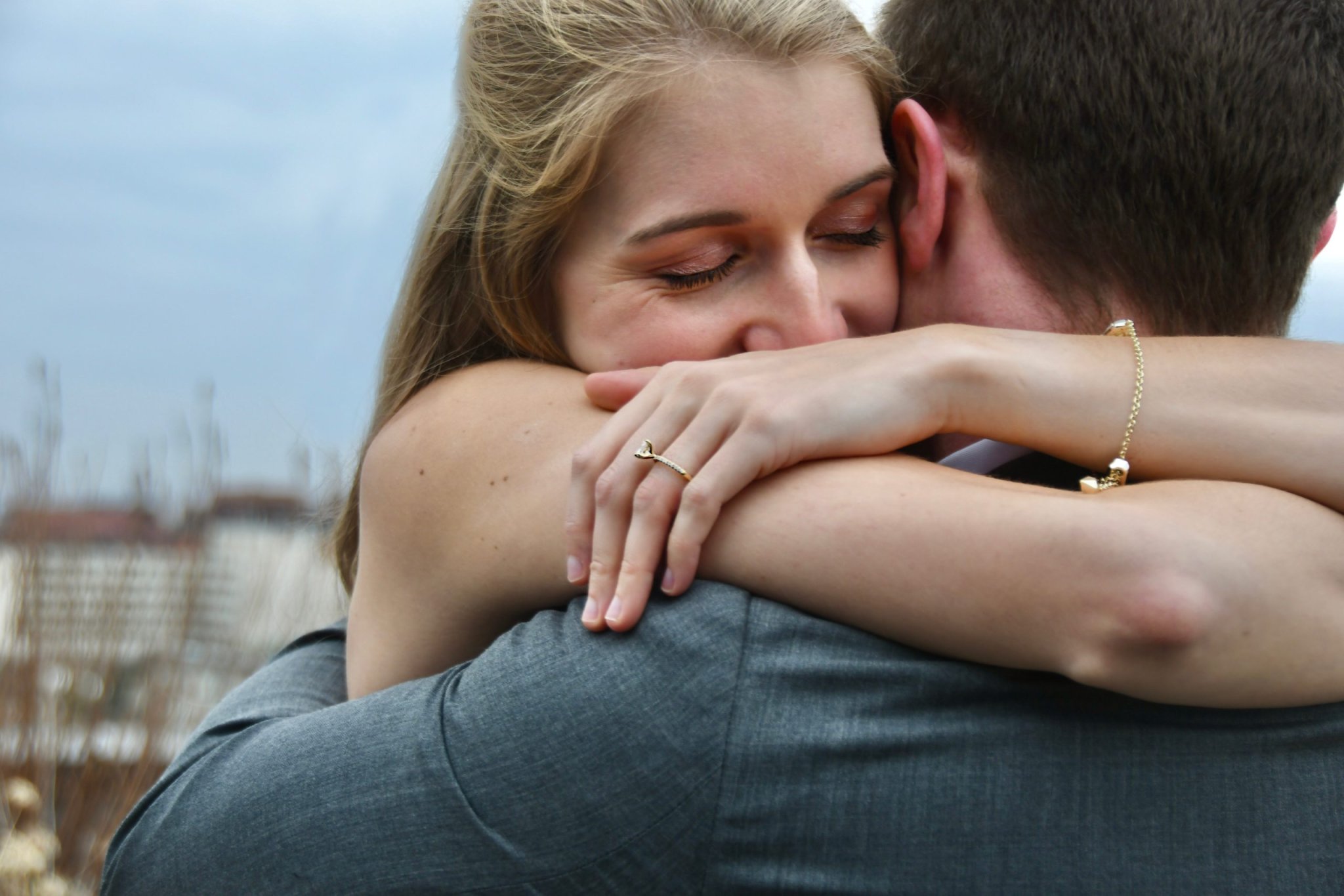 Abrazar a tu pareja puede ser un buen truco antiestrés, pero solo si eres mujer