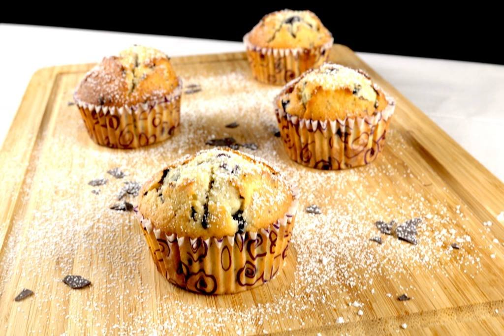 Blaubeeren Muffins mit Schokoladen Raspeln
