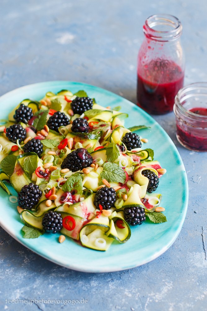 Roher Zucchini-Brombeer-Salat mit Blaubeer-Dressing | Feed me up before you go-go
